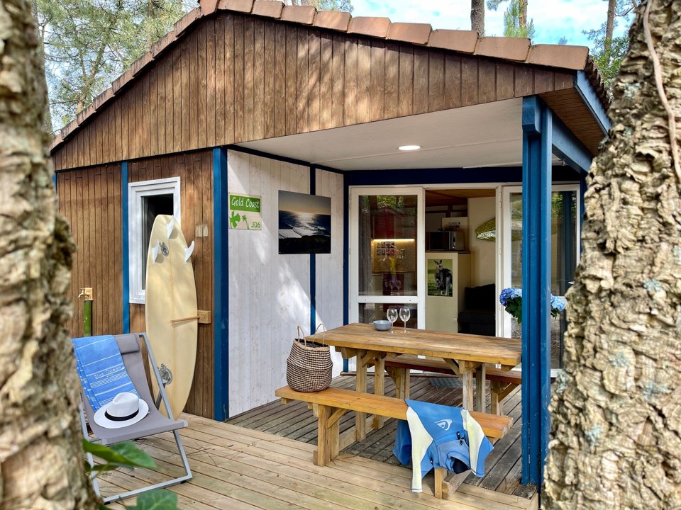 Camping Pas Cher vous présente avec son site Officiel campingpascher.fr, le Camping Espace Blue Ocean classé 4 étoiles, situé sur la commune de Ondres dans le département Landes (Aquitaine) en France. Le camping Espace Blue Ocean vous propose un hébergement de type chalet de 32 m² pour 5 personnes avec climatisation (télévision). L'établissement vous propose 29 autres types d'hébergements. Découvrez tous nos séjours à petits prix dans la commune et aux alentours de Ondres du département : Landes (Aquitaine). Les Avis clients pour le Camping Espace Blue Ocean sont excellents avec une note moyenne de 8 sur 10. LacMer, Piscine chauffée, Piscine extérieure, Animations familiales, Club ados, Club enfants, Aire de jeux enfants, Canoë-kayak, Centre équestre, Cyclisme, Jet-ski, Location de bateaux, Ping-pong, Planche à voile, Pétanque, Randonnée, Surf, Terrain de volley-ball, Bar, Café, Dépôt de pain, Pizzeria, Plats à emporter, Restaurant, Supermarché, Épicerie,... En savoir plus : cliquez-ICI.
