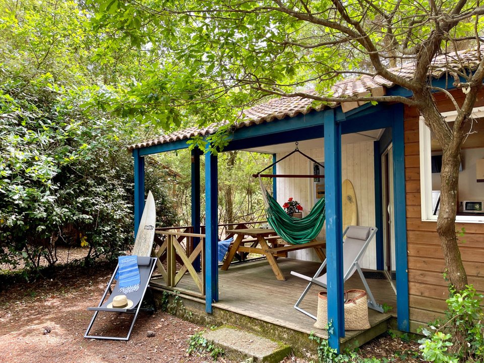 Camping Pas Cher vous présente avec son site Officiel campingpascher.fr, le Camping Espace Blue Ocean classé 4 étoiles, situé sur la commune de Ondres dans le département Landes (Aquitaine) en France. Le camping Espace Blue Ocean vous propose un hébergement de type chalet de 40 m² pour 5 personnes avec climatisation (télévision). L'établissement vous propose 28 autres types d'hébergements. Découvrez tous nos séjours à petits prix dans la commune et aux alentours de Ondres du département : Landes (Aquitaine). Les Avis clients pour le Camping Espace Blue Ocean sont excellents avec une note moyenne de 8 sur 10. LacMer, Piscine chauffée, Piscine extérieure, Animations familiales, Club ados, Club enfants, Aire de jeux enfants, Canoë-kayak, Centre équestre, Cyclisme, Jet-ski, Location de bateaux, Ping-pong, Planche à voile, Pétanque, Randonnée, Surf, Terrain de volley-ball, Bar, Café, Dépôt de pain, Pizzeria, Plats à emporter, Restaurant, Supermarché, Épicerie,... En savoir plus : cliquez-ICI.