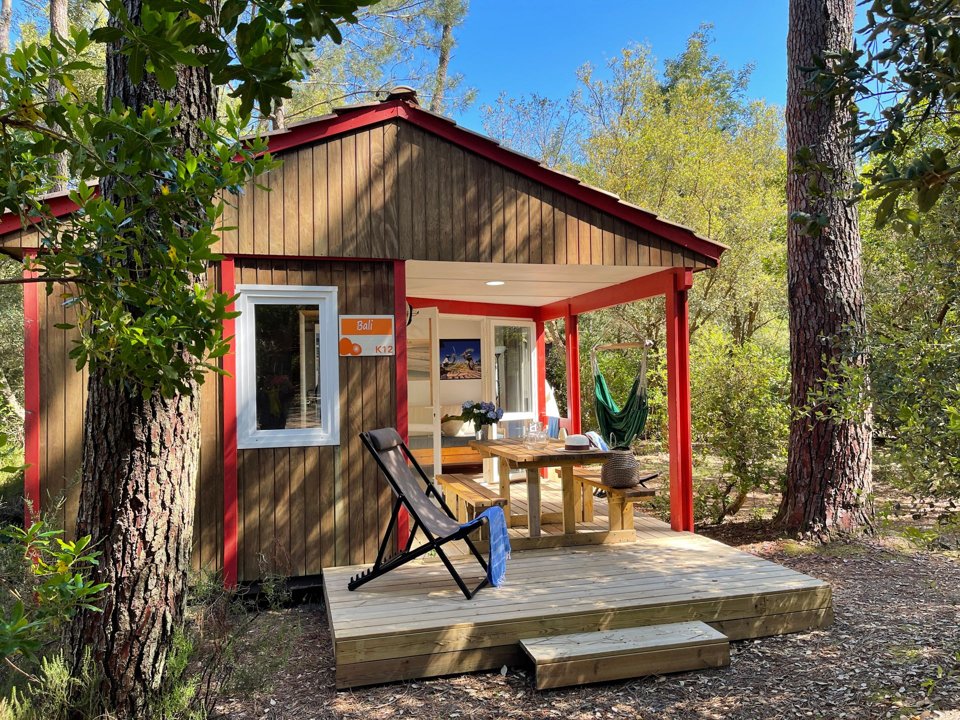 Camping Pas Cher vous présente avec son site Officiel campingpascher.fr, le Camping Espace Blue Ocean classé 4 étoiles, situé sur la commune de Ondres dans le département Landes (Aquitaine) en France. Le camping Espace Blue Ocean vous propose un hébergement de type chalet de 32 m² pour 5 personnes avec climatisation. L'établissement vous propose 27 autres types d'hébergements. Découvrez tous nos séjours à petits prix dans la commune et aux alentours de Ondres du département : Landes (Aquitaine). Les Avis clients pour le Camping Espace Blue Ocean sont excellents avec une note moyenne de 8 sur 10. LacMer, Piscine chauffée, Piscine extérieure, Animations familiales, Club ados, Club enfants, Aire de jeux enfants, Canoë-kayak, Centre équestre, Cyclisme, Jet-ski, Location de bateaux, Ping-pong, Planche à voile, Pétanque, Randonnée, Surf, Terrain de volley-ball, Bar, Café, Dépôt de pain, Pizzeria, Plats à emporter, Restaurant, Supermarché, Épicerie,... En savoir plus : cliquez-ICI.