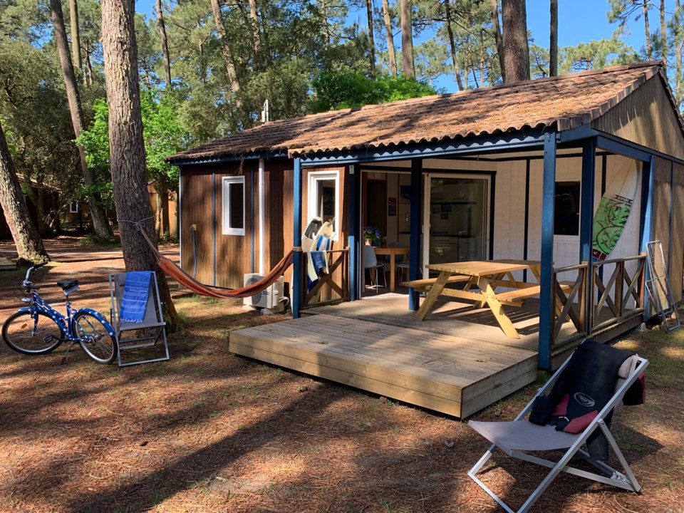 Camping Pas Cher vous présente avec son site Officiel campingpascher.fr, le Camping Espace Blue Ocean classé 4 étoiles, situé sur la commune de Ondres dans le département Landes (Aquitaine) en France. Le camping Espace Blue Ocean vous propose un hébergement de type chalet de 35 m² pour 5 personnes avec climatisation (télévision). L'établissement vous propose 28 autres types d'hébergements. Découvrez tous nos séjours à petits prix dans la commune et aux alentours de Ondres du département : Landes (Aquitaine). Les Avis clients pour le Camping Espace Blue Ocean sont excellents avec une note moyenne de 8 sur 10. LacMer, Piscine chauffée, Piscine extérieure, Animations familiales, Club ados, Club enfants, Aire de jeux enfants, Canoë-kayak, Centre équestre, Cyclisme, Jet-ski, Location de bateaux, Ping-pong, Planche à voile, Pétanque, Randonnée, Surf, Terrain de volley-ball, Bar, Café, Dépôt de pain, Pizzeria, Plats à emporter, Restaurant, Supermarché, Épicerie,... En savoir plus : cliquez-ICI.