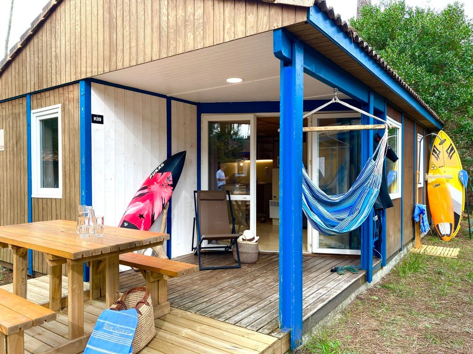 Camping Pas Cher vous présente avec son site Officiel campingpascher.fr, le Camping Espace Blue Ocean classé 4 étoiles, situé sur la commune de Ondres dans le département Landes (Aquitaine) en France. Le camping Espace Blue Ocean vous propose un hébergement de type chalet de 32 m² pour 5 personnes avec climatisation (télévision). L'établissement vous propose 29 autres types d'hébergements. Découvrez tous nos séjours à petits prix dans la commune et aux alentours de Ondres du département : Landes (Aquitaine). Les Avis clients pour le Camping Espace Blue Ocean sont excellents avec une note moyenne de 8 sur 10. LacMer, Piscine chauffée, Piscine extérieure, Animations familiales, Club ados, Club enfants, Aire de jeux enfants, Canoë-kayak, Centre équestre, Cyclisme, Jet-ski, Location de bateaux, Ping-pong, Planche à voile, Pétanque, Randonnée, Surf, Terrain de volley-ball, Bar, Café, Dépôt de pain, Pizzeria, Plats à emporter, Restaurant, Supermarché, Épicerie,... En savoir plus : cliquez-ICI.