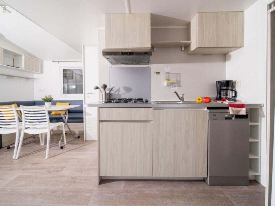 Camping Pas Cher vous présente avec son site Officiel campingpascher.fr, le Camping Landae classé 4 étoiles, situé sur la commune de Ondres dans le département Landes (Aquitaine) en France. Le camping Landae, vous présente un hébergement de type mobil-home de 25 m² pour 4 personnes. Le camping Landae vous propose du dimanche 20 septembre au dimanche 27 septembre 2026, en promotion à -20% pour 7 nuits à 448 € au lieu de 560,0 € soit une Économie de 112 €. Cette location propose 96 dates différentes pour réserver votre séjour. Découvrez également les 14 autres gammes d'hébergements du camping. Les Avis clients pour le Camping Landae sont excellents avec une note moyenne de 8 sur 10. LacMer, Piscine chauffée, Piscine extérieure, Animations familiales, Club ados, Club enfants, Aire de jeux enfants, Canoë-kayak, Centre équestre, Cyclisme, Jet-ski, Location de bateaux, Ping-pong, Planche à voile, Pétanque, Randonnée, Surf, Terrain de volley-ball, Bar, Café, Dépôt de pain, Pizzeria, Plats à emporter, Restaurant, Supermarché, Épicerie,... En savoir plus : cliquez-ICI.