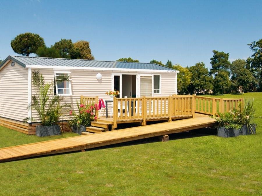 Camping Pas Cher vous présente avec son site Officiel campingpascher.fr, le Camping Landae classé 4 étoiles, situé sur la commune de Ondres dans le département Landes (Aquitaine) en France. Le camping Landae, vous présente un hébergement de type mobil-home de 31 m² pour 4 personnes. Le camping Landae vous propose du dimanche 20 septembre au dimanche 27 septembre 2026, en promotion à -20% pour 7 nuits à 448 € au lieu de 560,0 € soit une Économie de 112 €. Cette location propose 88 dates différentes pour réserver votre séjour. Découvrez également les 14 autres gammes d'hébergements du camping. Les Avis clients pour le Camping Landae sont excellents avec une note moyenne de 8 sur 10. LacMer, Piscine chauffée, Piscine extérieure, Animations familiales, Club ados, Club enfants, Aire de jeux enfants, Canoë-kayak, Centre équestre, Cyclisme, Jet-ski, Location de bateaux, Ping-pong, Planche à voile, Pétanque, Randonnée, Surf, Terrain de volley-ball, Bar, Café, Dépôt de pain, Pizzeria, Plats à emporter, Restaurant, Supermarché, Épicerie,... En savoir plus : cliquez-ICI.