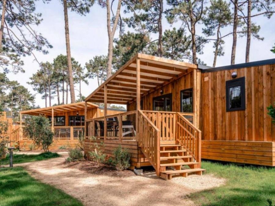 Camping Pas Cher vous présente avec son site Officiel campingpascher.fr, le Camping Landae classé 4 étoiles, situé sur la commune de Ondres dans le département Landes (Aquitaine) en France. Le camping Landae, vous présente un hébergement de type mobil-home de 28 m² pour 4 personnes avec climatisation. Le camping Landae vous propose du dimanche 20 septembre au dimanche 27 septembre 2026, en promotion à -20% pour 7 nuits à 588 € au lieu de 735,0 € soit une Économie de 147 €. Cette location propose 97 dates différentes pour réserver votre séjour. Découvrez également les 14 autres gammes d'hébergements du camping. Les Avis clients pour le Camping Landae sont excellents avec une note moyenne de 8 sur 10. LacMer, Piscine chauffée, Piscine extérieure, Animations familiales, Club ados, Club enfants, Aire de jeux enfants, Canoë-kayak, Centre équestre, Cyclisme, Jet-ski, Location de bateaux, Ping-pong, Planche à voile, Pétanque, Randonnée, Surf, Terrain de volley-ball, Bar, Café, Dépôt de pain, Pizzeria, Plats à emporter, Restaurant, Supermarché, Épicerie,... En savoir plus : cliquez-ICI.