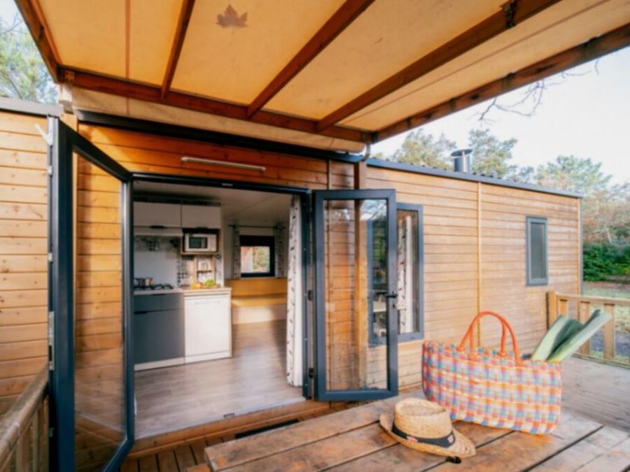 Camping Pas Cher vous présente avec son site Officiel campingpascher.fr, le Camping Landae classé 4 étoiles, situé sur la commune de Ondres dans le département Landes (Aquitaine) en France. Le camping Landae, vous présente un hébergement de type mobil-home de 29 m² pour 4 personnes. Le camping Landae vous propose du dimanche 20 septembre au dimanche 27 septembre 2026, en promotion à -20% pour 7 nuits à 448 € au lieu de 560,0 € soit une Économie de 112 €. Cette location propose 95 dates différentes pour réserver votre séjour. Découvrez également les 14 autres gammes d'hébergements du camping. Les Avis clients pour le Camping Landae sont excellents avec une note moyenne de 8 sur 10. LacMer, Piscine chauffée, Piscine extérieure, Animations familiales, Club ados, Club enfants, Aire de jeux enfants, Canoë-kayak, Centre équestre, Cyclisme, Jet-ski, Location de bateaux, Ping-pong, Planche à voile, Pétanque, Randonnée, Surf, Terrain de volley-ball, Bar, Café, Dépôt de pain, Pizzeria, Plats à emporter, Restaurant, Supermarché, Épicerie,... En savoir plus : cliquez-ICI.
