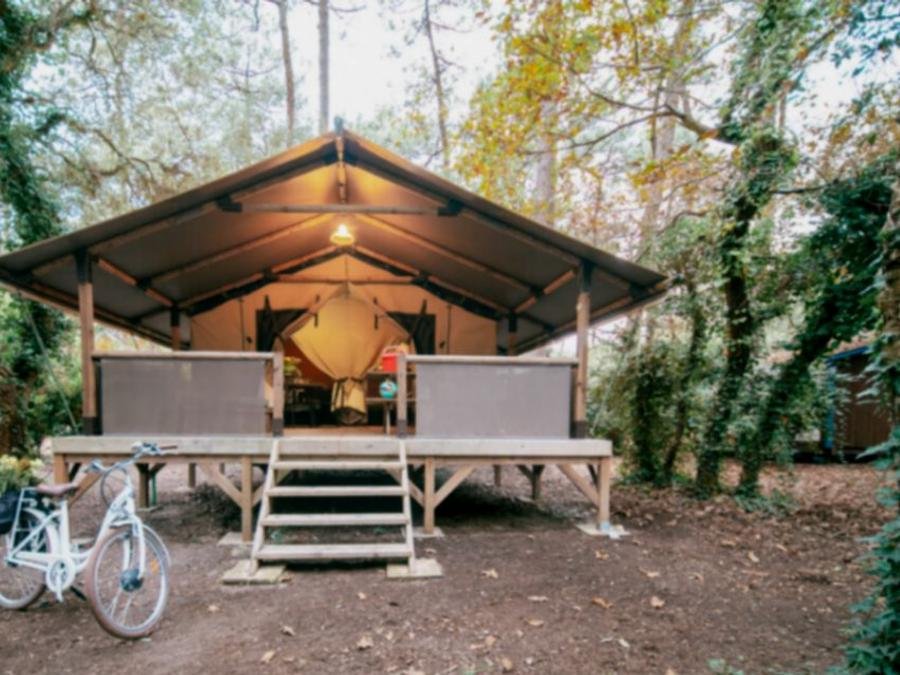 Camping Pas Cher vous présente avec son site Officiel campingpascher.fr, le Camping Landae classé 4 étoiles, situé sur la commune de Ondres dans le département Landes (Aquitaine) en France. Le camping Landae, vous présente un hébergement de type hébergement insolite de 34 m² pour 5 personnes. Le camping Landae vous propose du mercredi 08 juillet au mercredi 15 juillet 2026, en promotion à -20% pour 7 nuits à 676,80 € au lieu de 846,0 € soit une Économie de 169,20 €. Cette location propose 112 dates différentes pour réserver votre séjour. Découvrez également les 14 autres gammes d'hébergements du camping. Les Avis clients pour le Camping Landae sont excellents avec une note moyenne de 8 sur 10. LacMer, Piscine chauffée, Piscine extérieure, Animations familiales, Club ados, Club enfants, Aire de jeux enfants, Canoë-kayak, Centre équestre, Cyclisme, Jet-ski, Location de bateaux, Ping-pong, Planche à voile, Pétanque, Randonnée, Surf, Terrain de volley-ball, Bar, Café, Dépôt de pain, Pizzeria, Plats à emporter, Restaurant, Supermarché, Épicerie,... En savoir plus : cliquez-ICI.