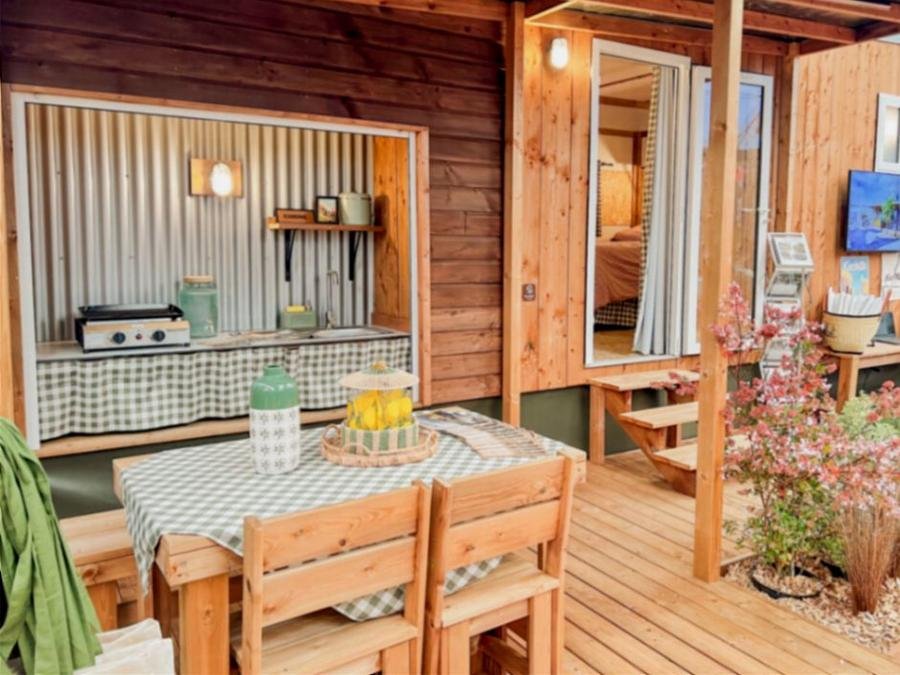 Camping Pas Cher vous présente avec son site Officiel campingpascher.fr, le Camping Landae classé 4 étoiles, situé sur la commune de Ondres dans le département Landes (Aquitaine) en France. Le camping Landae, vous présente un hébergement de type hébergement insolite de 21 m² pour 4 personnes avec climatisation. Le camping Landae vous propose du mardi 15 septembre au mardi 22 septembre 2026, en promotion à -20% pour 7 nuits à 420 € au lieu de 525,0 € soit une Économie de 105 €. Cette location propose 87 dates différentes pour réserver votre séjour. Découvrez également les 14 autres gammes d'hébergements du camping. Les Avis clients pour le Camping Landae sont excellents avec une note moyenne de 8 sur 10. LacMer, Piscine chauffée, Piscine extérieure, Animations familiales, Club ados, Club enfants, Aire de jeux enfants, Canoë-kayak, Centre équestre, Cyclisme, Jet-ski, Location de bateaux, Ping-pong, Planche à voile, Pétanque, Randonnée, Surf, Terrain de volley-ball, Bar, Café, Dépôt de pain, Pizzeria, Plats à emporter, Restaurant, Supermarché, Épicerie,... En savoir plus : cliquez-ICI.