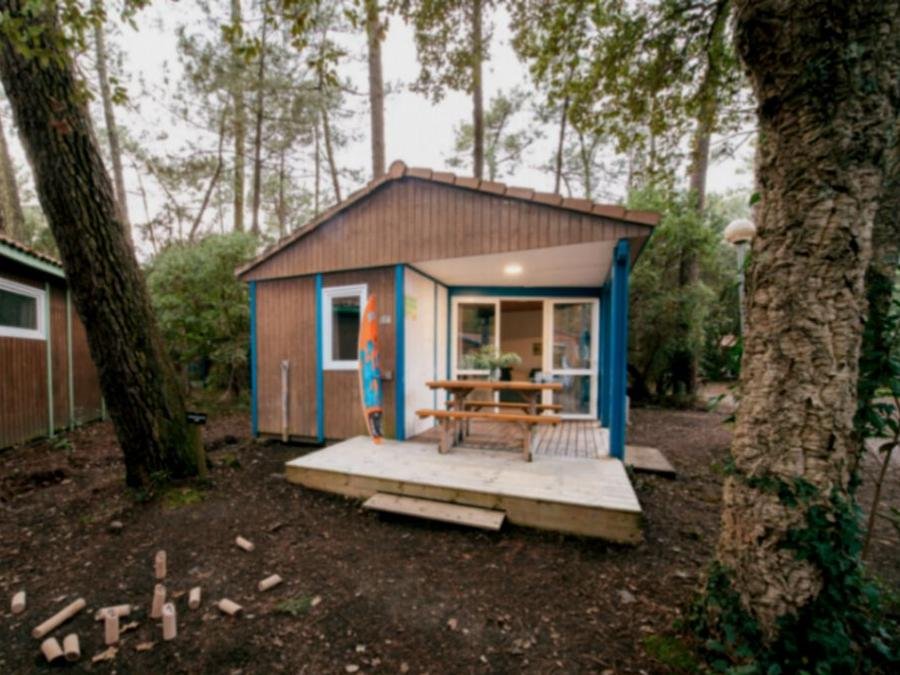 Camping Pas Cher vous présente avec son site Officiel campingpascher.fr, le Camping Landae classé 4 étoiles, situé sur la commune de Ondres dans le département Landes (Aquitaine) en France. Le camping Landae vous propose un hébergement de type chalet de 32 m² pour 5 personnes avec climatisation. L'établissement vous propose 14 autres types d'hébergements. Découvrez tous nos séjours à petits prix dans la commune et aux alentours de Ondres du département : Landes (Aquitaine). Les Avis clients pour le Camping Landae sont excellents avec une note moyenne de 8 sur 10. LacMer, Piscine chauffée, Piscine extérieure, Animations familiales, Club ados, Club enfants, Aire de jeux enfants, Canoë-kayak, Centre équestre, Cyclisme, Jet-ski, Location de bateaux, Ping-pong, Planche à voile, Pétanque, Randonnée, Surf, Terrain de volley-ball, Bar, Café, Dépôt de pain, Pizzeria, Plats à emporter, Restaurant, Supermarché, Épicerie,... En savoir plus : cliquez-ICI.