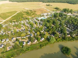 Camping Pas Cher vous présente avec son site Officiel campingpascher.fr, le Camping Siblu Domaine De Dugny classé 4 étoiles, situé sur la commune de Onzain dans le département Loir-et-cher (Centre Val De Loire) en France. Le camping Siblu Domaine De Dugny, vous présente un hébergement de type mobil-home. Le camping Siblu Domaine De Dugny vous proposeun séjour PAS CHER avec une REMISEdu lundi 08 juin au lundi 15 juin 2026, en promotion à -30% pour 7 nuits à 206,50 € au lieu de 295,0 € soit une Économie de 88,50 €. Cette location propose 86 dates différentes pour réserver votre séjour. Découvrez également les 6 autres gammes d'hébergements du camping. Les Avis clients pour le Camping Siblu Domaine De Dugny sont excellents avec une note moyenne de 8 sur 10. Parc aquatique, Piscine couverte, Piscine extérieure, Animations familiales, Club ados, Club enfants, Aire de jeux enfants, Baby-foot, Centre équestre, Court de tennis, Golf, Parcours sportif, Ping-pong, Piscine, Pédalo, Pétanque, Salle de jeux vidéo, Structure gonflable enfants, Terrain de beach-volley, Terrain multisports, Tir à l’arc, Bar, Plats à emporter, Restaurant, Snack/Bar, Épicerie,... En savoir plus : cliquez-ICI.