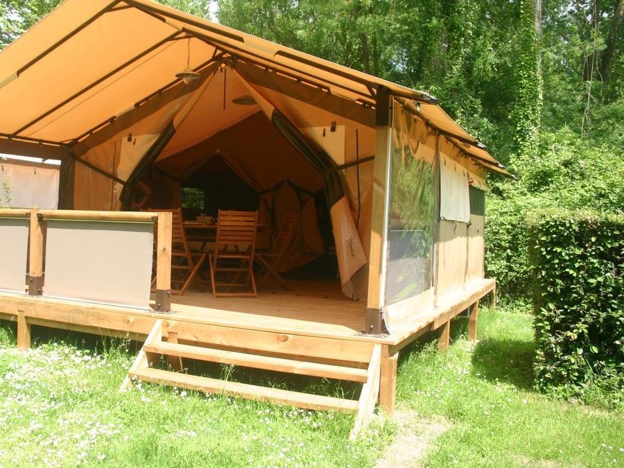 Camping Pas Cher vous présente avec son site Officiel campingpascher.fr, le Camping Val De Boutonne classé 3 étoiles, situé sur la commune de Saint Jean D'angely dans le département Charente-maritime (Poitou Charentes) en France. Le camping Val De Boutonne, vous présente un hébergement de type tente de 30 m² pour 2 personnes. Le camping Val De Boutonne vous propose du vendredi 05 juin au vendredi 12 juin 2026 avec un DÉPART DEMAIN pour 7 nuits à 396€. Cette location propose 99 dates différentes pour réserver votre séjour. Découvrez également les 2 autres gammes d'hébergements du camping. Les Avis clients pour le Camping Val De Boutonne sont excellents avec une note moyenne de 8 sur 10. MerRivièreÉtang, Piscine extérieure, Aire de jeux enfants, Centre équestre, Parcours sportif, Ping-pong, Pétanque, Terrain de basketball, Terrain multisports, Dépôt de pain, Snack/Bar, Épicerie,... En savoir plus : cliquez-ICI.