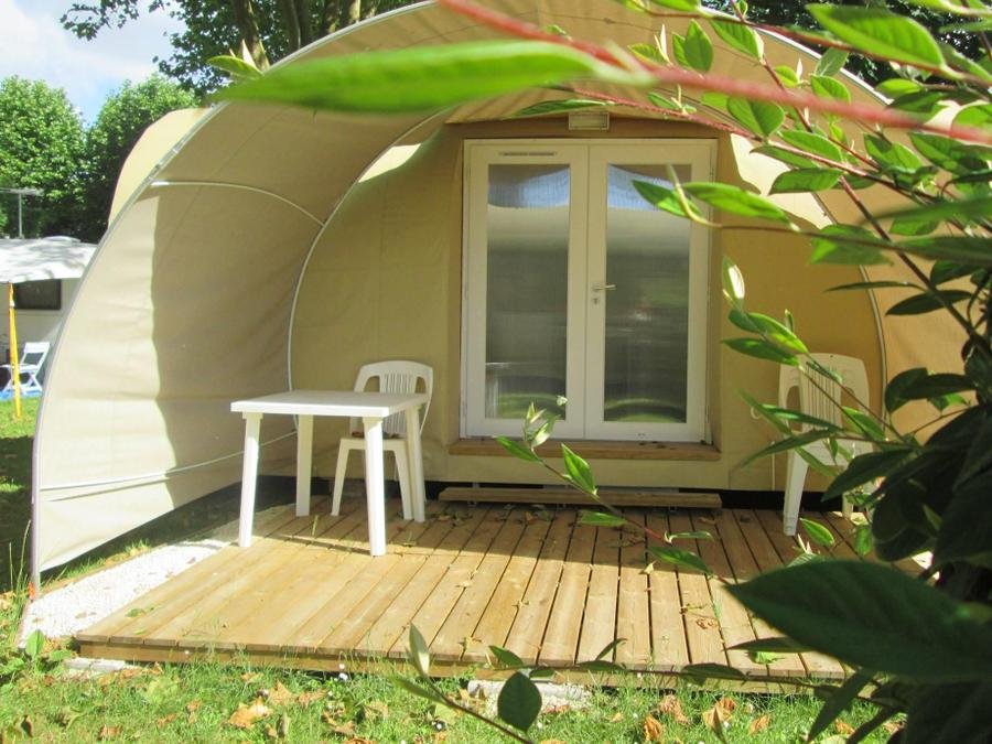 Camping Pas Cher vous présente avec son site Officiel campingpascher.fr, le Camping Val De Boutonne classé 3 étoiles, situé sur la commune de Saint Jean D'angely dans le département Charente-maritime (Poitou Charentes) en France. Le camping Val De Boutonne, vous présente un hébergement de type bungalow toilé de 16 m². Le camping Val De Boutonne vous propose du vendredi 05 juin au vendredi 12 juin 2026 avec un DÉPART DEMAIN pour 7 nuits à 324€. Cette location propose 105 dates différentes pour réserver votre séjour. Découvrez également les 2 autres gammes d'hébergements du camping. Les Avis clients pour le Camping Val De Boutonne sont excellents avec une note moyenne de 8 sur 10. MerRivièreÉtang, Piscine extérieure, Aire de jeux enfants, Centre équestre, Parcours sportif, Ping-pong, Pétanque, Terrain de basketball, Terrain multisports, Dépôt de pain, Snack/Bar, Épicerie,... En savoir plus : cliquez-ICI.