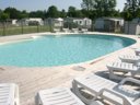 Camping Pas Cher vous présente avec son site Officiel campingpascher.fr, le Camping Val De Boutonne classé 3 étoiles, situé sur la commune de Saint Jean D'angely dans le département Charente-maritime (Poitou Charentes) en France. Le camping Val De Boutonne, vous présente un hébergement de type bungalow toilé de 16 m². Le camping Val De Boutonne vous propose du vendredi 05 juin au vendredi 12 juin 2026 avec un DÉPART DEMAIN pour 7 nuits à 324€. Cette location propose 105 dates différentes pour réserver votre séjour. Découvrez également les 2 autres gammes d'hébergements du camping. Les Avis clients pour le Camping Val De Boutonne sont excellents avec une note moyenne de 8 sur 10. MerRivièreÉtang, Piscine extérieure, Aire de jeux enfants, Centre équestre, Parcours sportif, Ping-pong, Pétanque, Terrain de basketball, Terrain multisports, Dépôt de pain, Snack/Bar, Épicerie,... En savoir plus : cliquez-ICI.