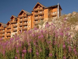 Camping Pas Cher vous présente avec son site Officiel campingpascher.fr, la Résidence Odalys Référence Rochebrune Le Vallon classé 4 étoiles, située sur la commune de Orcieres Merlette dans le département Hautes-alpes (Provence Alpes Côte D'azur) en France. La résidence Odalys Référence Rochebrune Le Vallon, vous présente un hébergement de type studio de 25 m² pour 1 personne et télévision. La résidence Odalys Référence Rochebrune Le Vallon vous propose du sam. 20 juin au sam. 27 juin 2026 pour 7 nuits à 309€. Cette location propose 17 dates différentes pour réserver votre séjour. Découvrez également les 4 autres gammes d'hébergements de la résidence. Les Avis clients pour la Résidence Odalys Référence Rochebrune Le Vallon sont de 7 sur 10. Piscine chauffée, Piscine extérieure, Randonnée, Boulangerie,... En savoir plus : cliquez-ICI.