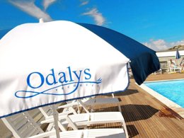 Camping Pas Cher vous présente avec son site Officiel campingpascher.fr, la Résidence Odalys Référence Rochebrune Le Vallon classé 4 étoiles, située sur la commune de Orcieres Merlette dans le département Hautes-alpes (Provence Alpes Côte D'azur) en France. La résidence Odalys Référence Rochebrune Le Vallon, vous présente un hébergement de type appartement de 38 m² pour 1 personne et télévision. La résidence Odalys Référence Rochebrune Le Vallon vous propose du sam. 20 juin au sam. 27 juin 2026 pour 7 nuits à 399€. Cette location propose 16 dates différentes pour réserver votre séjour. Découvrez également les 4 autres gammes d'hébergements de la résidence. Les Avis clients pour la Résidence Odalys Référence Rochebrune Le Vallon sont de 7 sur 10. Piscine chauffée, Piscine extérieure, Randonnée, Boulangerie,... En savoir plus : cliquez-ICI.