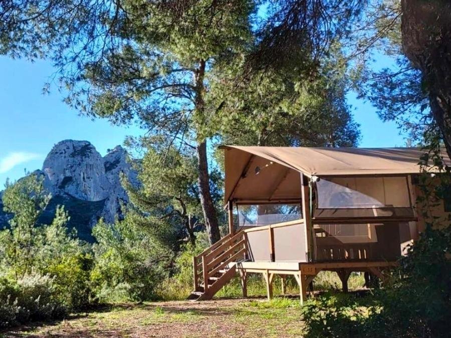 Camping Pas Cher vous présente avec son site Officiel campingpascher.fr, le Camping La Vallée Heureuse Pausado classé 4 étoiles, situé sur la commune de Orgon dans le département Bouches-du-rhône (Provence Alpes Côte D'azur) en France. Le camping La Vallée Heureuse Pausado, vous présente un hébergement de type lodge de 34 m² pour 5 personnes avec climatisation. Le camping La Vallée Heureuse Pausado vous propose du vendredi 28 août au vendredi 04 septembre 2026, en promotion à -1% pour 7 nuits à 452,98 € au lieu de 462,0 € soit une Économie de 9,02 €. Cette location propose 116 dates différentes pour réserver votre séjour. Découvrez également les 19 autres gammes d'hébergements du camping. Les Avis clients pour le Camping La Vallée Heureuse Pausado sont excellents avec une note moyenne de 8 sur 10. Piscine chauffée, Piscine extérieure, Animations familiales, Club enfants, Aire de jeux enfants, Court de tennis, Escalade, Parcours sportif, Ping-pong, Pétanque, Terrain multisports, Bar, Dépôt de pain, Restaurant, Épicerie,... En savoir plus : cliquez-ICI.
