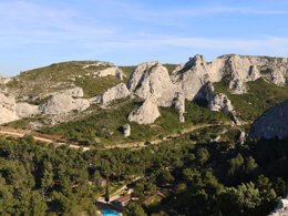 Camping Pas Cher vous présente avec son site Officiel campingpascher.fr, le Camping La Vallée Heureuse Pausado classé 4 étoiles, situé sur la commune de Orgon dans le département Bouches-du-rhône (Provence Alpes Côte D'azur) en France. Le camping La Vallée Heureuse Pausado, vous présente un hébergement de type lodge de 34 m² pour 1 personne avec climatisation. Le camping La Vallée Heureuse Pausado vous proposeun séjour PAS CHER avec une REMISEdu sam. 06 juin au sam. 13 juin 2026, en promotion à -42% pour 7 nuits à 269 € au lieu de 468,0 € soit une Économie de 199 €. Cette location propose 17 dates différentes pour réserver votre séjour. Découvrez également les 19 autres gammes d'hébergements du camping. Les Avis clients pour le Camping La Vallée Heureuse Pausado sont excellents avec une note moyenne de 8 sur 10. Piscine chauffée, Piscine extérieure, Animations familiales, Club enfants, Aire de jeux enfants, Court de tennis, Escalade, Parcours sportif, Ping-pong, Pétanque, Terrain multisports, Bar, Dépôt de pain, Restaurant, Épicerie,... En savoir plus : cliquez-ICI.