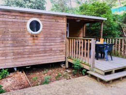 Camping Pas Cher vous présente avec son site Officiel campingpascher.fr, le Camping La Vallée Heureuse Pausado classé 4 étoiles, situé sur la commune de Orgon dans le département Bouches-du-rhône (Provence Alpes Côte D'azur) en France. Le camping La Vallée Heureuse Pausado, vous présente un hébergement de type mobil-home de 27 m² pour 5 personnes avec climatisation. Le camping La Vallée Heureuse Pausado vous propose du jeudi 30 avril au jeudi 07 mai 2026, en promotion à -20% pour 7 nuits à 382 € au lieu de 477,5 € soit une Économie de 95,50 €. Cette location propose 151 dates différentes pour réserver votre séjour. Découvrez également les 16 autres gammes d'hébergements du camping. Les Avis clients pour le Camping La Vallée Heureuse Pausado sont excellents avec une note moyenne de 8 sur 10. Piscine chauffée, Piscine extérieure, Animations familiales, Club enfants, Aire de jeux enfants, Court de tennis, Escalade, Parcours sportif, Ping-pong, Pétanque, Terrain multisports, Bar, Dépôt de pain, Restaurant, Épicerie,... En savoir plus : cliquez-ICI.