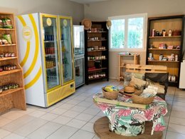 Camping Pas Cher vous présente avec son site Officiel campingpascher.fr, le Camping La Vallée Heureuse Pausado classé 4 étoiles, situé sur la commune de Orgon dans le département Bouches-du-rhône (Provence Alpes Côte D'azur) en France. Le camping La Vallée Heureuse Pausado, vous présente un hébergement de type mobil-home de 18 m² pour 2 personnes avec climatisation et télévision. Le camping La Vallée Heureuse Pausado vous propose du jeudi 30 avril au jeudi 07 mai 2026, en promotion à -20% pour 7 nuits à 354 € au lieu de 442,5 € soit une Économie de 88,50 €. Cette location propose 164 dates différentes pour réserver votre séjour. Découvrez également les 16 autres gammes d'hébergements du camping. Les Avis clients pour le Camping La Vallée Heureuse Pausado sont excellents avec une note moyenne de 8 sur 10. Piscine chauffée, Piscine extérieure, Animations familiales, Club enfants, Aire de jeux enfants, Court de tennis, Escalade, Parcours sportif, Ping-pong, Pétanque, Terrain multisports, Bar, Dépôt de pain, Restaurant, Épicerie,... En savoir plus : cliquez-ICI.