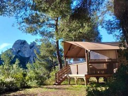 Camping Pas Cher vous présente avec son site Officiel campingpascher.fr, le Camping La Vallée Heureuse Pausado classé 4 étoiles, situé sur la commune de Orgon dans le département Bouches-du-rhône (Provence Alpes Côte D'azur) en France. Le camping La Vallée Heureuse Pausado, vous présente un hébergement de type lodge de 34 m² pour 5 personnes avec climatisation. Le camping La Vallée Heureuse Pausado vous propose du jeudi 30 avril au jeudi 07 mai 2026, en promotion à -20% pour 7 nuits à 394 € au lieu de 492,5 € soit une Économie de 98,50 €. Cette location propose 178 dates différentes pour réserver votre séjour. Découvrez également les 16 autres gammes d'hébergements du camping. Les Avis clients pour le Camping La Vallée Heureuse Pausado sont excellents avec une note moyenne de 8 sur 10. Piscine chauffée, Piscine extérieure, Animations familiales, Club enfants, Aire de jeux enfants, Court de tennis, Escalade, Parcours sportif, Ping-pong, Pétanque, Terrain multisports, Bar, Dépôt de pain, Restaurant, Épicerie,... En savoir plus : cliquez-ICI.