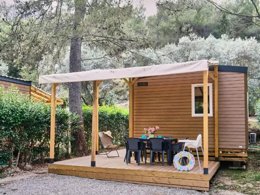 Camping Pas Cher vous présente avec son site Officiel campingpascher.fr, le Camping La Vallée Heureuse Pausado classé 4 étoiles, situé sur la commune de Orgon dans le département Bouches-du-rhône (Provence Alpes Côte D'azur) en France. Le camping La Vallée Heureuse Pausado, vous présente un hébergement de type mobil-home de 30 m² pour 6 personnes avec climatisation et télévision. Le camping La Vallée Heureuse Pausado vous propose du jeudi 30 avril au jeudi 07 mai 2026 pour 7 nuits à 549€. Cette location propose 167 dates différentes pour réserver votre séjour. Découvrez également les 16 autres gammes d'hébergements du camping. Les Avis clients pour le Camping La Vallée Heureuse Pausado sont excellents avec une note moyenne de 8 sur 10. Piscine chauffée, Piscine extérieure, Animations familiales, Club enfants, Aire de jeux enfants, Court de tennis, Escalade, Parcours sportif, Ping-pong, Pétanque, Terrain multisports, Bar, Dépôt de pain, Restaurant, Épicerie,... En savoir plus : cliquez-ICI.