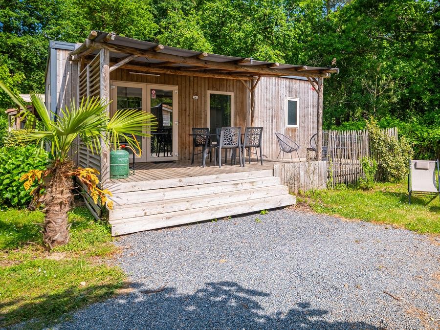 Camping Pas Cher vous présente avec son site Officiel campingpascher.fr, le Camping Le Paradis classé 4 étoiles, situé sur la commune de Saint Laurent Médoc dans le département Gironde (Aquitaine) en France. Le camping Le Paradis, vous présente un hébergement de type mobil-home de 29 m² pour 4 personnes avec climatisation et télévision. Le camping Le Paradis vous propose du sam. 06 juin au sam. 13 juin 2026 avec un DÉPART DEMAIN pour 7 nuits à 551.25€. Cette location propose 18 dates différentes pour réserver votre séjour. Découvrez également les 20 autres gammes d'hébergements du camping. Les Avis clients pour le Camping Le Paradis sont excellents avec une note moyenne de 8 sur 10. LacMer, Piscine couverte, Piscine extérieure, Animation ados, Animations familiales, Club enfants, Aire de jeux enfants, Baby-foot, Canoë-kayak, Centre équestre, Flipper, Parcours sportif, Ping-pong, Piscine, Pétanque, Randonnée, Terrain de beach-volley, Terrain multisports, Trampoline, Bar, Boulangerie, Bureau de tabac, Dépôt de pain, Plats à emporter, Restaurant, Snack/Bar, Supermarché,... En savoir plus : cliquez-ICI.