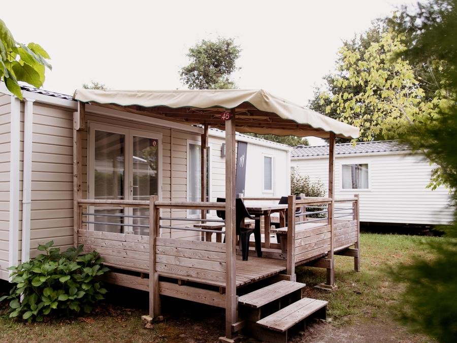 Camping Pas Cher vous présente avec son site Officiel campingpascher.fr, le Camping Le Paradis classé 4 étoiles, situé sur la commune de Saint Laurent Médoc dans le département Gironde (Aquitaine) en France. Le camping Le Paradis, vous présente un hébergement de type mobil-home de 31 m² pour 4 personnes et télévision. Le camping Le Paradis vous propose du vendredi 05 juin au vendredi 12 juin 2026 avec un DÉPART DEMAIN pour 7 nuits à 462€. Cette location propose 26 dates différentes pour réserver votre séjour. Découvrez également les 20 autres gammes d'hébergements du camping. Les Avis clients pour le Camping Le Paradis sont excellents avec une note moyenne de 8 sur 10. LacMer, Piscine couverte, Piscine extérieure, Animation ados, Animations familiales, Club enfants, Aire de jeux enfants, Baby-foot, Canoë-kayak, Centre équestre, Flipper, Parcours sportif, Ping-pong, Piscine, Pétanque, Randonnée, Terrain de beach-volley, Terrain multisports, Trampoline, Bar, Boulangerie, Bureau de tabac, Dépôt de pain, Plats à emporter, Restaurant, Snack/Bar, Supermarché,... En savoir plus : cliquez-ICI.