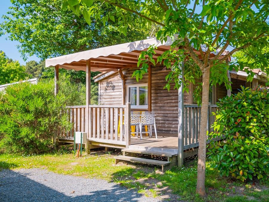 Camping Pas Cher vous présente avec son site Officiel campingpascher.fr, le Camping Le Paradis classé 4 étoiles, situé sur la commune de Saint Laurent Médoc dans le département Gironde (Aquitaine) en France. Le camping Le Paradis, vous présente un hébergement de type chalet pour 4 personnes et télévision. Le camping Le Paradis vous propose du vendredi 05 juin au vendredi 12 juin 2026 avec une PROMO de DERNIÈRE MINUTE, en promotion à -11% pour 7 nuits à 449,40 € au lieu de 507,15 € soit une Économie de 57,75 €. Cette location propose 23 dates différentes pour réserver votre séjour. Découvrez également les 17 autres gammes d'hébergements du camping. Les Avis clients pour le Camping Le Paradis sont excellents avec une note moyenne de 8 sur 10. LacMer, Piscine couverte, Piscine extérieure, Animation ados, Animations familiales, Club enfants, Aire de jeux enfants, Baby-foot, Canoë-kayak, Centre équestre, Flipper, Parcours sportif, Ping-pong, Piscine, Pétanque, Randonnée, Terrain de beach-volley, Terrain multisports, Trampoline, Bar, Boulangerie, Bureau de tabac, Dépôt de pain, Plats à emporter, Restaurant, Snack/Bar, Supermarché,... En savoir plus : cliquez-ICI.