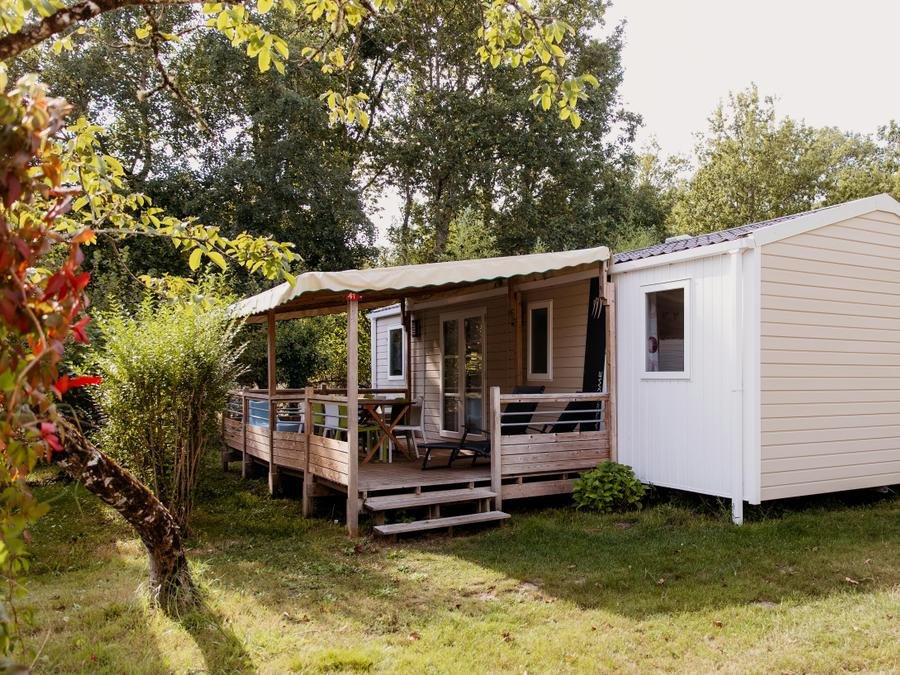 Camping Pas Cher vous présente avec son site Officiel campingpascher.fr, le Camping Le Paradis classé 4 étoiles, situé sur la commune de Saint Laurent Médoc dans le département Gironde (Aquitaine) en France. Le camping Le Paradis, vous présente un hébergement de type mobil-home de 40 m² pour 8 personnes et télévision. Le camping Le Paradis vous propose du dimanche 21 juin au dimanche 28 juin 2026 pour 7 nuits à 770.7€. Cette location propose 8 dates différentes pour réserver votre séjour. Découvrez également les 20 autres gammes d'hébergements du camping. Les Avis clients pour le Camping Le Paradis sont excellents avec une note moyenne de 8 sur 10. LacMer, Piscine couverte, Piscine extérieure, Animation ados, Animations familiales, Club enfants, Aire de jeux enfants, Baby-foot, Canoë-kayak, Centre équestre, Flipper, Parcours sportif, Ping-pong, Piscine, Pétanque, Randonnée, Terrain de beach-volley, Terrain multisports, Trampoline, Bar, Boulangerie, Bureau de tabac, Dépôt de pain, Plats à emporter, Restaurant, Snack/Bar, Supermarché,... En savoir plus : cliquez-ICI.