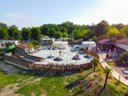 Camping Pas Cher vous présente avec son site Officiel campingpascher.fr, le Camping Le Paradis classé 4 étoiles, situé sur la commune de Saint Laurent Médoc dans le département Gironde (Aquitaine) en France. Le camping Le Paradis, vous présente un hébergement de type mobil-home de 80 m² avec climatisation et télévision. Le camping Le Paradis vous propose du mercredi 24 juin au mercredi 01 juillet 2026 pour 7 nuits à 1333.5€. Cette location propose 4 dates différentes pour réserver votre séjour. Découvrez également les 20 autres gammes d'hébergements du camping. Les Avis clients pour le Camping Le Paradis sont excellents avec une note moyenne de 8 sur 10. LacMer, Piscine couverte, Piscine extérieure, Animation ados, Animations familiales, Club enfants, Aire de jeux enfants, Baby-foot, Canoë-kayak, Centre équestre, Flipper, Parcours sportif, Ping-pong, Piscine, Pétanque, Randonnée, Terrain de beach-volley, Terrain multisports, Trampoline, Bar, Boulangerie, Bureau de tabac, Dépôt de pain, Plats à emporter, Restaurant, Snack/Bar, Supermarché,... En savoir plus : cliquez-ICI.