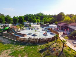 Camping Pas Cher vous présente avec son site Officiel campingpascher.fr, le Camping Le Paradis classé 4 étoiles, situé sur la commune de Saint Laurent Médoc dans le département Gironde (Aquitaine) en France. Le camping Le Paradis, vous présente un hébergement de type mobil-home de 80 m² avec climatisation et télévision. Le camping Le Paradis vous propose du mercredi 24 juin au mercredi 01 juillet 2026 pour 7 nuits à 1333.5€. Cette location propose 4 dates différentes pour réserver votre séjour. Découvrez également les 20 autres gammes d'hébergements du camping. Les Avis clients pour le Camping Le Paradis sont excellents avec une note moyenne de 8 sur 10. LacMer, Piscine couverte, Piscine extérieure, Animation ados, Animations familiales, Club enfants, Aire de jeux enfants, Baby-foot, Canoë-kayak, Centre équestre, Flipper, Parcours sportif, Ping-pong, Piscine, Pétanque, Randonnée, Terrain de beach-volley, Terrain multisports, Trampoline, Bar, Boulangerie, Bureau de tabac, Dépôt de pain, Plats à emporter, Restaurant, Snack/Bar, Supermarché,... En savoir plus : cliquez-ICI.