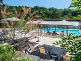 Camping Pas Cher vous présente avec son site Officiel campingpascher.fr, le Camping FlowerLa Rochelambert classé 4 étoiles, situé sur la commune de Saint Paulien dans le département Haute-loire (Auvergne) en France. Le camping Flower La Rochelambert vous propose un hébergement de type chalet de 32 m². L'établissement vous propose 15 autres types d'hébergements. Découvrez tous nos séjours à petits prix dans la commune et aux alentours de Saint Paulien du département : Haute-loire (Auvergne). Les Avis clients pour le Camping FlowerLa Rochelambert sont excellents avec une note moyenne de 9 sur 10. Rivière, Piscine chauffée, Piscine couverte, Animation enfants, Aire de jeux enfants, Canoë-kayak, Court de tennis, Golf, Parcours sportif, Ping-pong, Pétanque, Randonnée, Bar, Boulangerie, Dépôt de pain, Plats à emporter, Snack/Bar, Supermarché, Épicerie,... En savoir plus : cliquez-ICI.