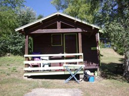 Camping Pas Cher vous présente avec son site Officiel campingpascher.fr, le Camping FlowerLa Rochelambert classé 4 étoiles, situé sur la commune de Saint Paulien dans le département Haute-loire (Auvergne) en France. Le camping Flower La Rochelambert vous propose un hébergement de type chalet de 10 m² pour 2 personnes. L'établissement vous propose 9 autres types d'hébergements. Découvrez tous nos séjours à petits prix dans la commune et aux alentours de Saint Paulien du département : Haute-loire (Auvergne). Les Avis clients pour le Camping FlowerLa Rochelambert sont excellents avec une note moyenne de 9 sur 10. Rivière, Piscine chauffée, Piscine couverte, Animation enfants, Aire de jeux enfants, Canoë-kayak, Court de tennis, Golf, Parcours sportif, Ping-pong, Pétanque, Randonnée, Bar, Boulangerie, Dépôt de pain, Plats à emporter, Snack/Bar, Supermarché, Épicerie,... En savoir plus : cliquez-ICI.