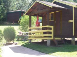 Camping Pas Cher vous présente avec son site Officiel campingpascher.fr, le Camping FlowerLa Rochelambert classé 4 étoiles, situé sur la commune de Saint Paulien dans le département Haute-loire (Auvergne) en France. Le camping Flower La Rochelambert vous propose un hébergement de type chalet de 12 m² pour 2 personnes. L'établissement vous propose 9 autres types d'hébergements. Découvrez tous nos séjours à petits prix dans la commune et aux alentours de Saint Paulien du département : Haute-loire (Auvergne). Les Avis clients pour le Camping FlowerLa Rochelambert sont excellents avec une note moyenne de 9 sur 10. Rivière, Piscine chauffée, Piscine couverte, Animation enfants, Aire de jeux enfants, Canoë-kayak, Court de tennis, Golf, Parcours sportif, Ping-pong, Pétanque, Randonnée, Bar, Boulangerie, Dépôt de pain, Plats à emporter, Snack/Bar, Supermarché, Épicerie,... En savoir plus : cliquez-ICI.