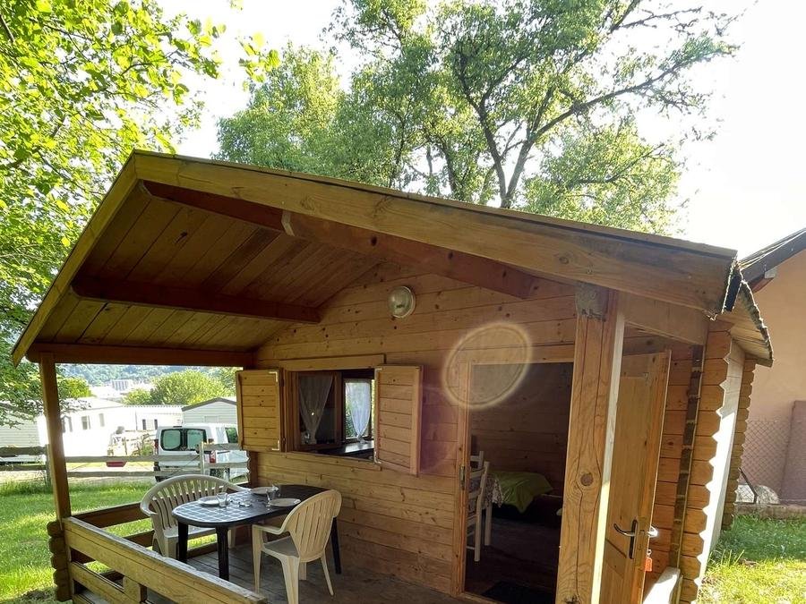 Camping Pas Cher vous présente avec son site Officiel campingpascher.fr, le Camping Le Chanet classé 3 étoiles, situé sur la commune de Ornans dans le département Doubs (Franche Comté) en France. Le camping Le Chanet, vous présente un hébergement de type chalet de 15 m² pour 2 personnes. Le camping Le Chanet vous propose du sam. 04 juillet au sam. 11 juillet 2026, en promotion à -15% pour 7 nuits à 297,50 € au lieu de 350,0 € soit une Économie de 52,50 €. Cette location propose 45 dates différentes pour réserver votre séjour. Découvrez également les 12 autres gammes d'hébergements du camping. Les Avis clients pour le Camping Le Chanet sont excellents avec une note moyenne de 8 sur 10. Piscine couverte, Piscine extérieure, Animations familiales, Club enfants, Aire de jeux enfants, Canoë-kayak, Cyclisme, Ping-pong, Pétanque, Randonnée, Bar, Bureau de tabac, Dépôt de pain, Restaurant, Snack/Bar, Supermarché, Épicerie,... En savoir plus : cliquez-ICI.