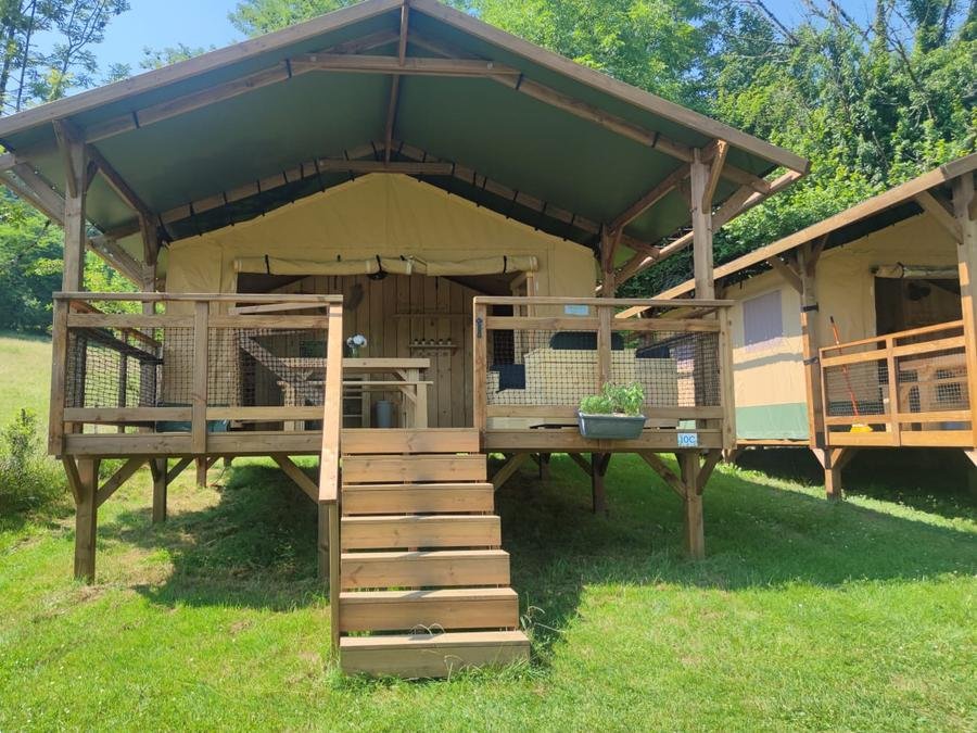 Camping Pas Cher vous présente avec son site Officiel campingpascher.fr, le Camping Le Chanet classé 3 étoiles, situé sur la commune de Ornans dans le département Doubs (Franche Comté) en France. Le camping Le Chanet, vous présente un hébergement de type lodge. Le camping Le Chanet vous propose du jeudi 02 juillet au jeudi 09 juillet 2026, en promotion à -13% pour 7 nuits à 561,30 € au lieu de 648,0 € soit une Économie de 86,70 €. Cette location propose 117 dates différentes pour réserver votre séjour. Découvrez également les 12 autres gammes d'hébergements du camping. Les Avis clients pour le Camping Le Chanet sont excellents avec une note moyenne de 8 sur 10. Piscine couverte, Piscine extérieure, Animations familiales, Club enfants, Aire de jeux enfants, Canoë-kayak, Cyclisme, Ping-pong, Pétanque, Randonnée, Bar, Bureau de tabac, Dépôt de pain, Restaurant, Snack/Bar, Supermarché, Épicerie,... En savoir plus : cliquez-ICI.