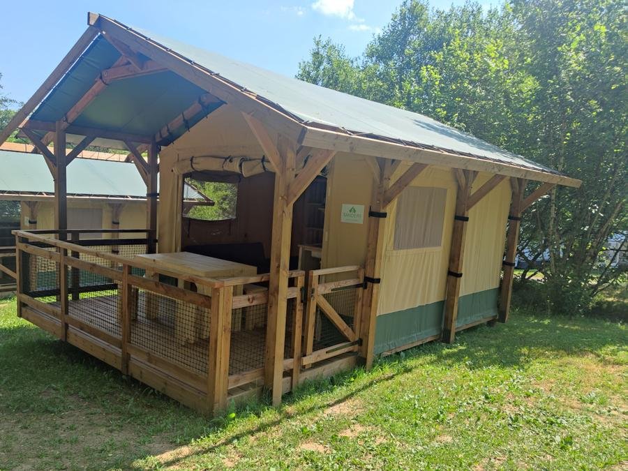 Camping Pas Cher vous présente avec son site Officiel campingpascher.fr, le Camping Le Chanet classé 3 étoiles, situé sur la commune de Ornans dans le département Doubs (Franche Comté) en France. Le camping Le Chanet vous propose un hébergement de type lodge de 24 m² pour 2 personnes. L'établissement vous propose 12 autres types d'hébergements. Découvrez tous nos séjours à petits prix dans la commune et aux alentours de Ornans du département : Doubs (Franche Comté). Les Avis clients pour le Camping Le Chanet sont excellents avec une note moyenne de 8 sur 10. Piscine couverte, Piscine extérieure, Animations familiales, Club enfants, Aire de jeux enfants, Canoë-kayak, Cyclisme, Ping-pong, Pétanque, Randonnée, Bar, Bureau de tabac, Dépôt de pain, Restaurant, Snack/Bar, Supermarché, Épicerie,... En savoir plus : cliquez-ICI.