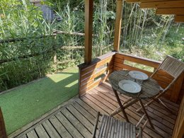 Camping Pas Cher vous présente avec son site Officiel campingpascher.fr, le Camping Le Chanet classé 3 étoiles, situé sur la commune de Ornans dans le département Doubs (Franche Comté) en France. Le camping Le Chanet, vous présente un hébergement de type chalet de 12 m² pour 1 personne. Le camping Le Chanet vous propose du vendredi 18 septembre au vendredi 25 septembre 2026 pour 7 nuits à 240€. Cette location propose 60 dates différentes pour réserver votre séjour. Découvrez également les 10 autres gammes d'hébergements du camping. Les Avis clients pour le Camping Le Chanet sont excellents avec une note moyenne de 8 sur 10. Piscine couverte, Piscine extérieure, Animations familiales, Club enfants, Aire de jeux enfants, Canoë-kayak, Cyclisme, Ping-pong, Pétanque, Randonnée, Bar, Bureau de tabac, Dépôt de pain, Restaurant, Snack/Bar, Supermarché, Épicerie,... En savoir plus : cliquez-ICI.