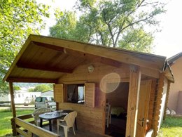 Camping Pas Cher vous présente avec son site Officiel campingpascher.fr, le Camping Le Chanet classé 3 étoiles, situé sur la commune de Ornans dans le département Doubs (Franche Comté) en France. Le camping Le Chanet, vous présente un hébergement de type chalet de 15 m² pour 2 personnes. Le camping Le Chanet vous propose du vendredi 18 septembre au vendredi 25 septembre 2026 pour 7 nuits à 240€. Cette location propose 60 dates différentes pour réserver votre séjour. Découvrez également les 10 autres gammes d'hébergements du camping. Les Avis clients pour le Camping Le Chanet sont excellents avec une note moyenne de 8 sur 10. Piscine couverte, Piscine extérieure, Animations familiales, Club enfants, Aire de jeux enfants, Canoë-kayak, Cyclisme, Ping-pong, Pétanque, Randonnée, Bar, Bureau de tabac, Dépôt de pain, Restaurant, Snack/Bar, Supermarché, Épicerie,... En savoir plus : cliquez-ICI.