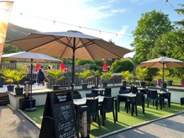 Camping Pas Cher vous présente avec son site Officiel campingpascher.fr, le Camping Le Chanet classé 3 étoiles, situé sur la commune de Ornans dans le département Doubs (Franche Comté) en France. Le camping Le Chanet, vous présente un hébergement de type chalet de 15 m² pour 2 personnes. Le camping Le Chanet vous propose du vendredi 18 septembre au vendredi 25 septembre 2026 pour 7 nuits à 240€. Cette location propose 60 dates différentes pour réserver votre séjour. Découvrez également les 10 autres gammes d'hébergements du camping. Les Avis clients pour le Camping Le Chanet sont excellents avec une note moyenne de 8 sur 10. Piscine couverte, Piscine extérieure, Animations familiales, Club enfants, Aire de jeux enfants, Canoë-kayak, Cyclisme, Ping-pong, Pétanque, Randonnée, Bar, Bureau de tabac, Dépôt de pain, Restaurant, Snack/Bar, Supermarché, Épicerie,... En savoir plus : cliquez-ICI.