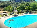 Camping Pas Cher vous présente avec son site Officiel campingpascher.fr, le Camping De La Claysse classé 4 étoiles, situé sur la commune de Saint Sauveur De Cruzieres dans le département Ardèche (Rhône Alpes) en France. Le camping De La Claysse, vous présente un hébergement de type mobil-home de 24 m² et télévision. Le camping De La Claysse vous proposeun séjour PAS CHER avec une REMISEdu sam. 20 juin au sam. 27 juin 2026, en promotion à -50% pour 7 nuits à 299 € au lieu de 600,0 € soit une Économie de 301 €. Cette location propose 8 dates différentes pour réserver votre séjour. Découvrez également les 4 autres gammes d'hébergements du camping. Les Avis clients pour le Camping De La Claysse sont excellents avec une note moyenne de 8 sur 10. Rivière, Piscine extérieure, Animations familiales, Aire de jeux enfants, Canoë-kayak, Canyoning, Centre équestre, Golf, Ping-pong, Pétanque, Randonnée, Salle de fitness, Terrain multisports, Bar, Boulangerie, Plats à emporter, Restaurant, Snack/Bar, Supermarché, Épicerie,... En savoir plus : cliquez-ICI.