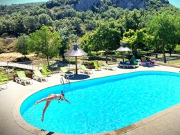 Camping Pas Cher vous présente avec son site Officiel campingpascher.fr, le Camping De La Claysse classé 4 étoiles, situé sur la commune de Saint Sauveur De Cruzieres dans le département Ardèche (Rhône Alpes) en France. Le camping De La Claysse, vous présente un hébergement de type mobil-home de 24 m² et télévision. Le camping De La Claysse vous proposeun séjour PAS CHER avec une REMISEdu sam. 20 juin au sam. 27 juin 2026, en promotion à -50% pour 7 nuits à 299 € au lieu de 600,0 € soit une Économie de 301 €. Cette location propose 8 dates différentes pour réserver votre séjour. Découvrez également les 4 autres gammes d'hébergements du camping. Les Avis clients pour le Camping De La Claysse sont excellents avec une note moyenne de 8 sur 10. Rivière, Piscine extérieure, Animations familiales, Aire de jeux enfants, Canoë-kayak, Canyoning, Centre équestre, Golf, Ping-pong, Pétanque, Randonnée, Salle de fitness, Terrain multisports, Bar, Boulangerie, Plats à emporter, Restaurant, Snack/Bar, Supermarché, Épicerie,... En savoir plus : cliquez-ICI.