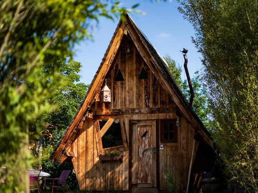 Camping Pas Cher vous présente avec son site Officiel campingpascher.fr, le Camping Domaine La Roche D’Ully classé 4 étoiles, situé sur la commune de Ornans dans le département Doubs (Franche Comté) en France. Le camping Domaine La Roche D’Ully, vous présente un hébergement de type hébergement insolite de 24 m². Le camping Domaine La Roche D’Ully vous propose du dimanche 05 juillet au dimanche 12 juillet 2026 pour 7 nuits à 994€. Cette location propose 13 dates différentes pour réserver votre séjour. Découvrez également les 19 autres gammes d'hébergements du camping. Les Avis clients pour le Camping Domaine La Roche D’Ully sont de 7 sur 10. Bassin enfant, Piscine couverte, Piscine extérieure, Animations familiales, Club enfants, Aire de jeux enfants, Baby-foot, Canoë-kayak, Centre équestre, Cyclisme, Parcours sportif, Ping-pong, Piscine, Pétanque, Randonnée, Terrain de volley-ball, Bar, Dépôt de pain, Restaurant, Supermarché, Épicerie,... En savoir plus : cliquez-ICI.