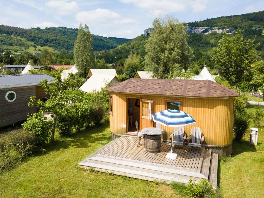Camping Pas Cher vous présente avec son site Officiel campingpascher.fr, le Camping Domaine La Roche D’Ully classé 4 étoiles, situé sur la commune de Ornans dans le département Doubs (Franche Comté) en France. Le camping Domaine La Roche D’Ully, vous présente un hébergement de type mobil-home de 13 m² et télévision. Le camping Domaine La Roche D’Ully vous propose du jeudi 02 juillet au jeudi 09 juillet 2026 pour 7 nuits à 595€. Cette location propose 29 dates différentes pour réserver votre séjour. Découvrez également les 19 autres gammes d'hébergements du camping. Les Avis clients pour le Camping Domaine La Roche D’Ully sont de 7 sur 10. Bassin enfant, Piscine couverte, Piscine extérieure, Animations familiales, Club enfants, Aire de jeux enfants, Baby-foot, Canoë-kayak, Centre équestre, Cyclisme, Parcours sportif, Ping-pong, Piscine, Pétanque, Randonnée, Terrain de volley-ball, Bar, Dépôt de pain, Restaurant, Supermarché, Épicerie,... En savoir plus : cliquez-ICI.