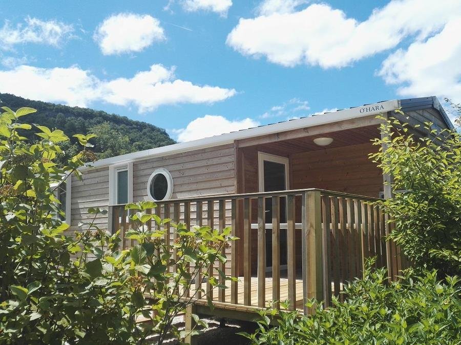 Camping Pas Cher vous présente avec son site Officiel campingpascher.fr, le Camping Domaine La Roche D’Ully classé 4 étoiles, situé sur la commune de Ornans dans le département Doubs (Franche Comté) en France. Le camping Domaine La Roche D’Ully, vous présente un hébergement de type mobil-home de 32 m². Le camping Domaine La Roche D’Ully vous propose du dimanche 23 août au dimanche 30 août 2026 pour 7 nuits à 761€. Cette location propose 1 dates différentes pour réserver votre séjour. Découvrez également les 19 autres gammes d'hébergements du camping. Les Avis clients pour le Camping Domaine La Roche D’Ully sont de 7 sur 10. Bassin enfant, Piscine couverte, Piscine extérieure, Animations familiales, Club enfants, Aire de jeux enfants, Baby-foot, Canoë-kayak, Centre équestre, Cyclisme, Parcours sportif, Ping-pong, Piscine, Pétanque, Randonnée, Terrain de volley-ball, Bar, Dépôt de pain, Restaurant, Supermarché, Épicerie,... En savoir plus : cliquez-ICI.