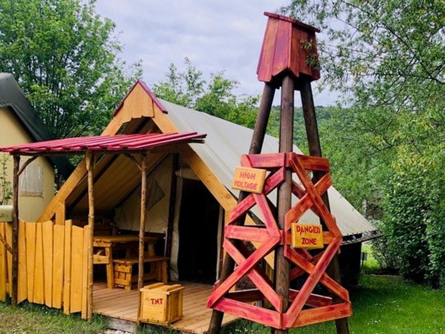 Camping Pas Cher vous présente avec son site Officiel campingpascher.fr, le Camping Domaine La Roche D’Ully classé 4 étoiles, situé sur la commune de Ornans dans le département Doubs (Franche Comté) en France. Le camping Domaine La Roche D’Ully, vous présente un hébergement de type lodge de 7 m² pour 2 personnes. Le camping Domaine La Roche D’Ully vous propose du lundi 08 juin au lundi 15 juin 2026 pour 7 nuits à 373€. Cette location propose 45 dates différentes pour réserver votre séjour. Découvrez également les 22 autres gammes d'hébergements du camping. Les Avis clients pour le Camping Domaine La Roche D’Ully sont de 7 sur 10. Bassin enfant, Piscine couverte, Piscine extérieure, Animations familiales, Club enfants, Aire de jeux enfants, Baby-foot, Canoë-kayak, Centre équestre, Cyclisme, Parcours sportif, Ping-pong, Piscine, Pétanque, Randonnée, Terrain de volley-ball, Bar, Dépôt de pain, Restaurant, Supermarché, Épicerie,... En savoir plus : cliquez-ICI.