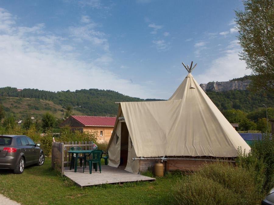 Camping Pas Cher vous présente avec son site Officiel campingpascher.fr, le Camping Domaine La Roche D’Ully classé 4 étoiles, situé sur la commune de Ornans dans le département Doubs (Franche Comté) en France. Le camping Domaine La Roche D’Ully, vous présente un hébergement de type bungalow toilé de 15 m² pour 2 personnes. Le camping Domaine La Roche D’Ully vous propose du sam. 12 septembre au sam. 19 septembre 2026 pour 7 nuits à 357€. Cette location propose 30 dates différentes pour réserver votre séjour. Découvrez également les 19 autres gammes d'hébergements du camping. Les Avis clients pour le Camping Domaine La Roche D’Ully sont de 7 sur 10. Bassin enfant, Piscine couverte, Piscine extérieure, Animations familiales, Club enfants, Aire de jeux enfants, Baby-foot, Canoë-kayak, Centre équestre, Cyclisme, Parcours sportif, Ping-pong, Piscine, Pétanque, Randonnée, Terrain de volley-ball, Bar, Dépôt de pain, Restaurant, Supermarché, Épicerie,... En savoir plus : cliquez-ICI.