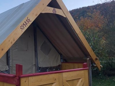 Cliquez pour découvrir toutes les photos de l'HÉBERGEMENT ! tente en toile et bois - Domaine La Roche D’Ully photo 2