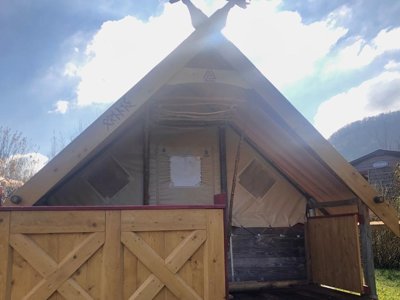 Cliquez pour découvrir toutes les photos de l'HÉBERGEMENT ! tente en toile et bois - Domaine La Roche D’Ully photo 3
