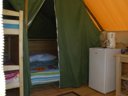 Cliquez pour découvrir toutes les photos de l'HÉBERGEMENT ! bungalow toilé - camping Domaine La Roche D’Ully photo 4