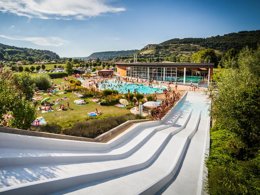 Camping Pas Cher vous présente avec son site Officiel campingpascher.fr, le Camping Domaine La Roche D’Ully classé 4 étoiles, situé sur la commune de Ornans dans le département Doubs (Franche Comté) en France. Le camping Domaine La Roche D’Ully, vous présente un hébergement de type lodge de 7 m² pour 2 personnes. Le camping Domaine La Roche D’Ully vous propose du lundi 08 juin au lundi 15 juin 2026 pour 7 nuits à 373€. Cette location propose 45 dates différentes pour réserver votre séjour. Découvrez également les 22 autres gammes d'hébergements du camping. Les Avis clients pour le Camping Domaine La Roche D’Ully sont de 7 sur 10. Bassin enfant, Piscine couverte, Piscine extérieure, Animations familiales, Club enfants, Aire de jeux enfants, Baby-foot, Canoë-kayak, Centre équestre, Cyclisme, Parcours sportif, Ping-pong, Piscine, Pétanque, Randonnée, Terrain de volley-ball, Bar, Dépôt de pain, Restaurant, Supermarché, Épicerie,... En savoir plus : cliquez-ICI.